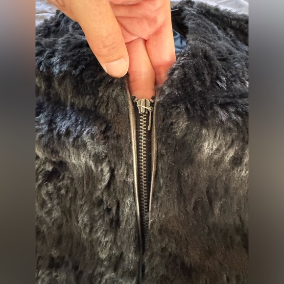 CLUB MONACO Faux fur cropped Black sized medium jacket. - Picture 11 of 12